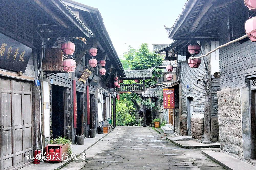 逃离废弃高校